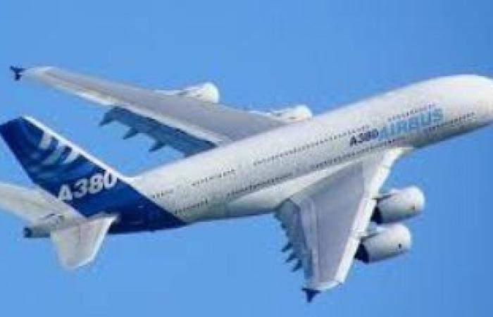 عملاق "إيرباص A380" الأكثر تطورا فى العالم.. الطائرة ذات الطابقين تعمل على أربع محركات نفاثة.. تتكون من 4 ملايين قطعة تنتجها 1500 شركة حول العالم.. و2 مليون دولار قيمة طاقم عجل الطائرة