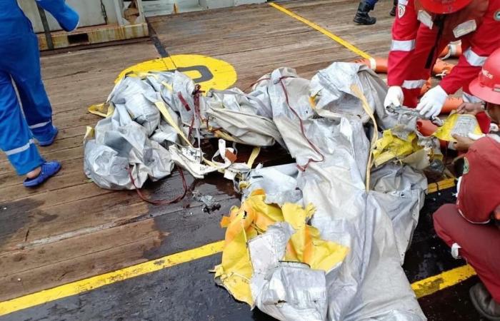 فيديو وصور.. سقوط طائرة إندونيسية فى بحر جاوة.. العثور على الحطام قرب منشأة تكرير بحرية و 188 شخصا لم ينجو منهم أحد.. ومسئولون يؤكدون صعوبة الوصول للصندوقين الأسودين فى قاع البحر