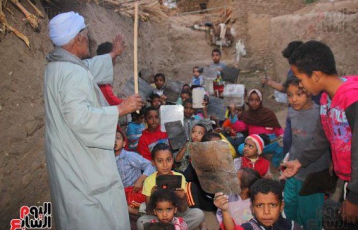 "بل هو قرآن مجيد فى لوحٍ محفوظ".. أطفال بقرية حاجر الأقالته الغربى بالأقصر يحفظون كتاب الله على "ألواح صفيح".. الشيخ بدوى أقدم محفظ للقرآن: أحفظ الأطفال لحمايتهم من الشوارع وتربية جيل يحفظ كتاب ربنا