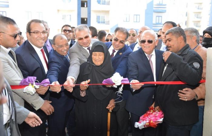 صور.. فى إطار الاحتفال بالعيد القومى لمحافظة بورسعيد.. وزير التنمية المحلية يعلنها أول محافظة خالية من العشوائيات.. إنفاق 7 مليارات جنيه على مشروعات الإسكان.. وافتتاح مشروع "44 عمارة" ومتحف النصر بميدان المسلة