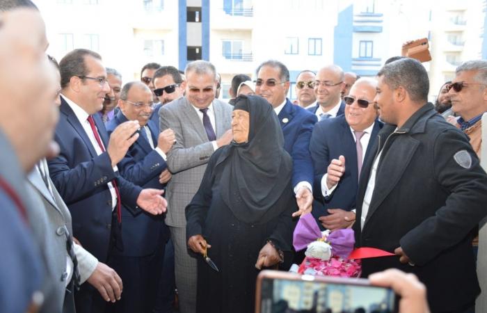 صور.. فى إطار الاحتفال بالعيد القومى لمحافظة بورسعيد.. وزير التنمية المحلية يعلنها أول محافظة خالية من العشوائيات.. إنفاق 7 مليارات جنيه على مشروعات الإسكان.. وافتتاح مشروع "44 عمارة" ومتحف النصر بميدان المسلة