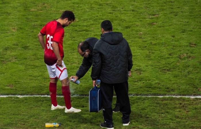 بعد إصابة لاعب الأهلى محمد محمود بقطع فى الرباط الصليبى.. تعرف على الأعراض الأولية التى تشير بإصابة الركبة أشهرها التورم والألم الشديد.. ومخاطر مواصلة اللعب بعد القطع تصل إلى تضرر الغضروف المفصلى للركبة