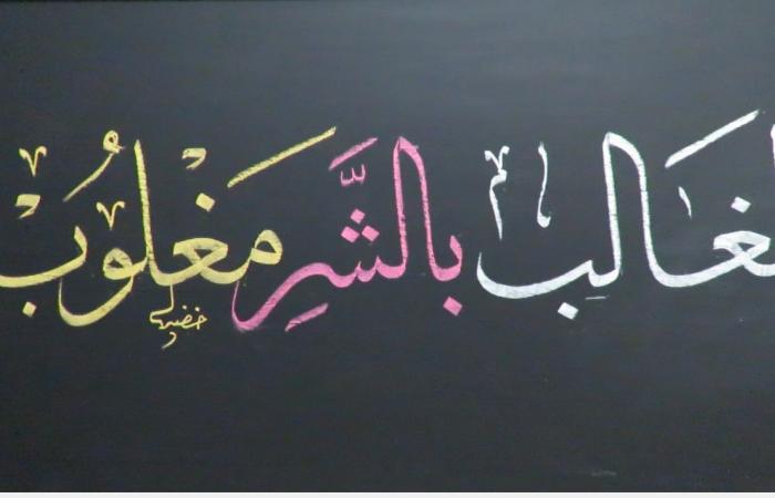 خط له تاريخ.. حكاية "شيخ الخطاطين".. قاوم الاحتلال فى بورسعيد بخطه على لافتات "يسقط الاستعمار".. ترك لمساته على تترات مسلسلات زمان.. وامتلك أكبر متحف للخط العربى بـ15 ألف لوحة "صور"