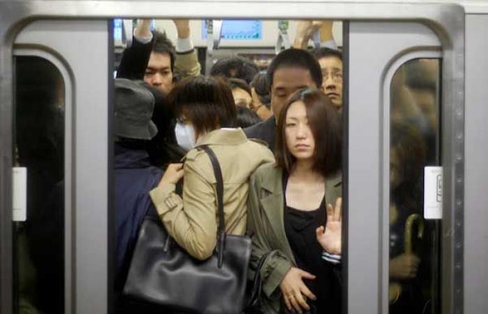 التحرش فى طوكيو.. البرلمان اليابانى يحدد أنواع المضايقات فى أماكن العمل.. والحكومة تبتكر تطبيقا لمحاربة المتحرشين فى القطارات.. و الاعتداء على مغنية يابانية على أيدى اثنين من معجبيها أبرز الحالات