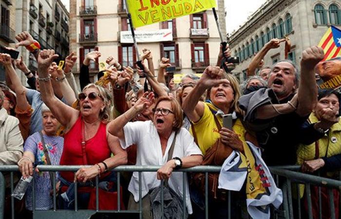 العالم هذا الصباح.. الآلاف فى فنزويلا يفرون إلى بيرو لسوء الأوضاع الاقتصادية.. احتجاجات فى برشلونة ضد تنصيب آدا كولو عمدة لكتالونيا.. وكولومبيا تفوز على الأرجنتين بكوبا أمريكا لأول مرة منذ 12 عامًا
