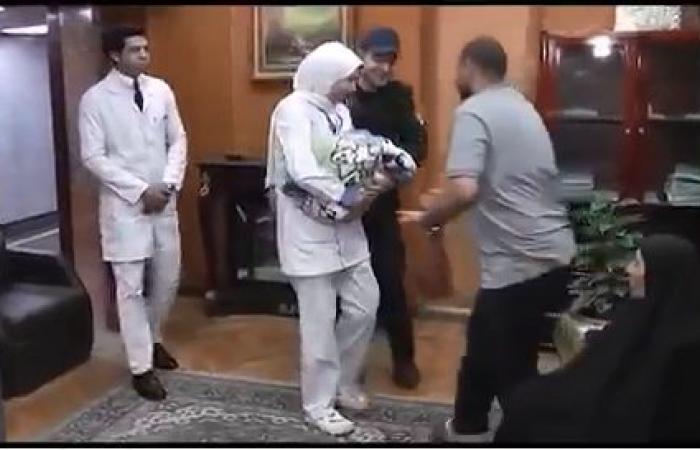 فيديو وصور.. والد الرضيع المخطوف من مستشفى قصر العينى لـ"اليوم السابع": "الحمد لله الداخلية رجعت ابنى بعد ما كان هيروح منى"..محمد: مراتى أجرت الولادة و"منتقبة" أوهمت حماتى بمساعدتها وخطفته.. ويكشف: هسميه محمود