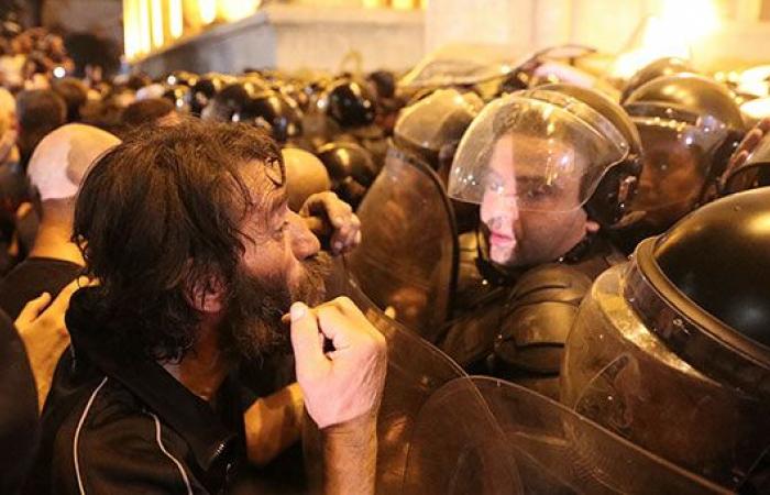 العالم هذا المساء.. متظاهرون يحاولون اقتحام مبنى البرلمان فى العاصمة الجورجية تبليسى.. مواطنون بالعراق يهربون من حرارة الجو إلى الأحواض والأنهار ..وترامب يتوعد إيران بالرد قريبا ويؤكد: إيران ارتكبت خطأ جسيما