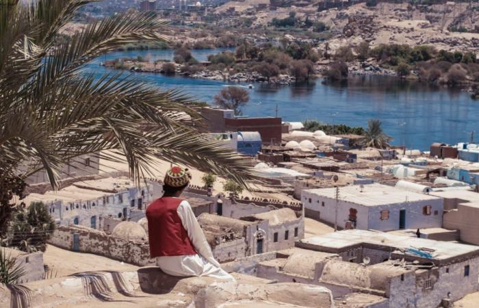 صور.. بكار فى أسوان.. طالب يجسد شخصية "محبوب الأطفال" على أرض الواقع