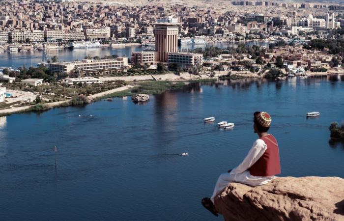 صور.. بكار فى أسوان.. طالب يجسد شخصية "محبوب الأطفال" على أرض الواقع