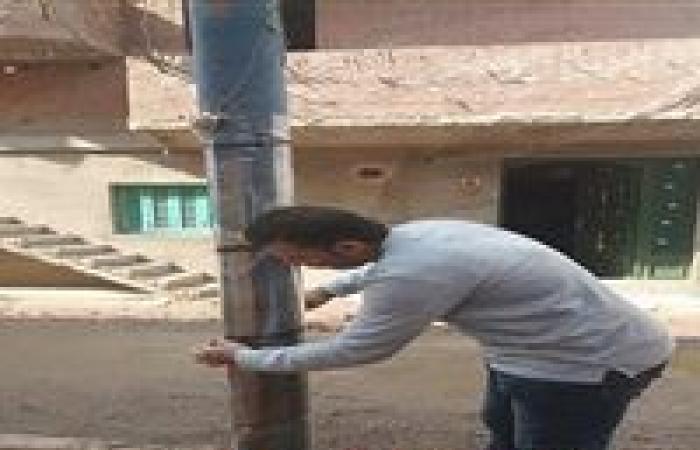 خوفًا على حياة الأطفال.. "عمرو" يعزلّ أعمدة الكهرباء بالأشرطة اللاصقة في دمنهور