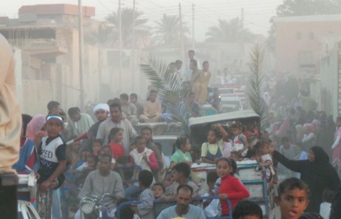 الوحدة الوطنية.. وجيه رفائيل يصطحب أسرته للاحتفال بالمولد النبوى فى أسوان.. الشاب القبطى: "باشترى عروسة المولد لبنتى وجيرانى بيهادونى بعلب الحلوى".. ويؤكد: "بحب أزور الصالحين وبنذر سنويا للشيخ الشاذلى".. صور