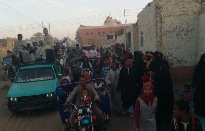 الوحدة الوطنية.. وجيه رفائيل يصطحب أسرته للاحتفال بالمولد النبوى فى أسوان.. الشاب القبطى: "باشترى عروسة المولد لبنتى وجيرانى بيهادونى بعلب الحلوى".. ويؤكد: "بحب أزور الصالحين وبنذر سنويا للشيخ الشاذلى".. صور