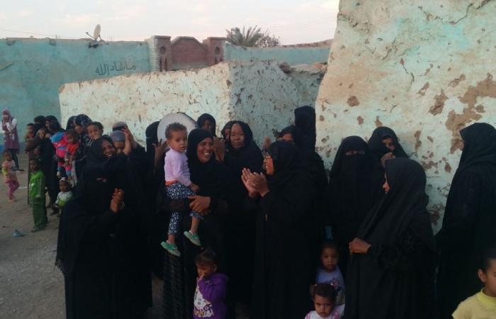 الوحدة الوطنية.. وجيه رفائيل يصطحب أسرته للاحتفال بالمولد النبوى فى أسوان.. الشاب القبطى: "باشترى عروسة المولد لبنتى وجيرانى بيهادونى بعلب الحلوى".. ويؤكد: "بحب أزور الصالحين وبنذر سنويا للشيخ الشاذلى".. صور