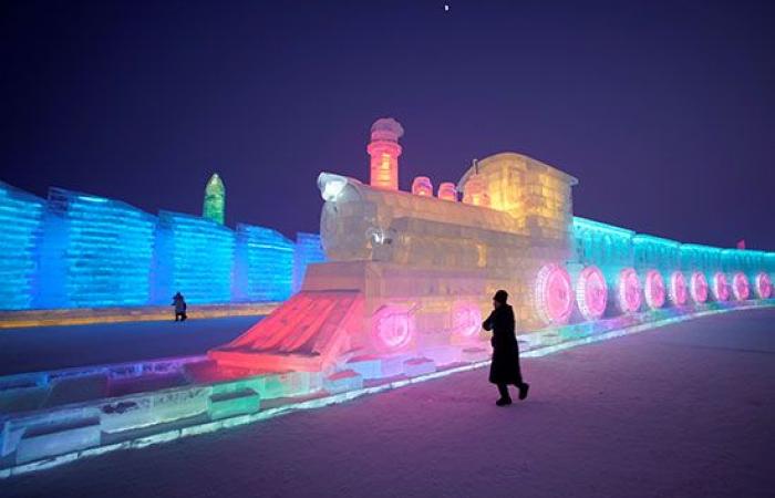 صور.. العالم هذا المساء.. تشييع جنازة اللواء الإيرانى قاسم سليمانى وقائد ميليشيا الحشد الشعبى.. الصينيون يحولون الثلج لمنحوتات فنية قمة فى الإبداع.. سماء أستراليا تتحول إلى اللون الأحمر نتيجة حرائق الغابات