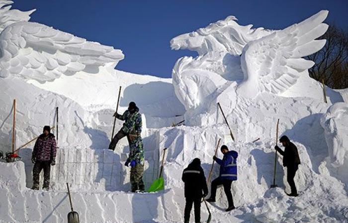 صور.. العالم هذا المساء.. تشييع جنازة اللواء الإيرانى قاسم سليمانى وقائد ميليشيا الحشد الشعبى.. الصينيون يحولون الثلج لمنحوتات فنية قمة فى الإبداع.. سماء أستراليا تتحول إلى اللون الأحمر نتيجة حرائق الغابات