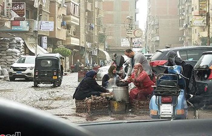 هل يتدخل محافظ الغربية لمواجهة ظاهرة الذبح العشوائى للطيور بالشوارع؟.. الباعة يحتلون الميادين ويذبحون الطيور ويتخلصون من المخلفات بالطريق.. والأهالى يستغيثون لإنقاذهم من انتشار الأمراض.. صور