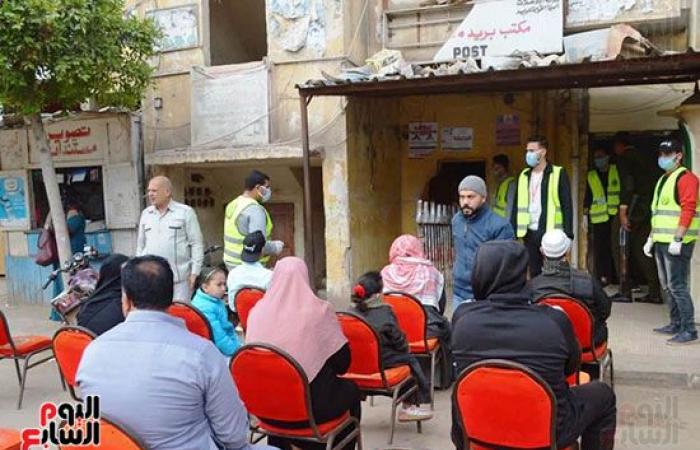 صور.. كيف تواجه المحافظات مشكلة التجمعات والزحام للوقاية من "كورونا".. تخصيص مدارس لتسليم شرائح التابلت لطلاب أولى ثانوى.. وفتح منافذ لصرف المعاشات بالمعاهد الأزهرية والمدارس وأخرى لتسجيل العمالة غير المنتظمة