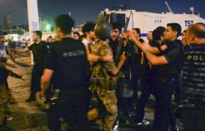 أردوغان يواصل مذبحة الجيش والشرطة التركية.. حملة اعتقالات موسعة تشمل 46 عسكريا وشرطيا.. قواته تجري البحث عن عشرات الجنود لسجنهم.. وأكثر من 80 ألف ضابط في المعتقلات منذ 2016 بتهمة التعاطف مع جماعة جولن