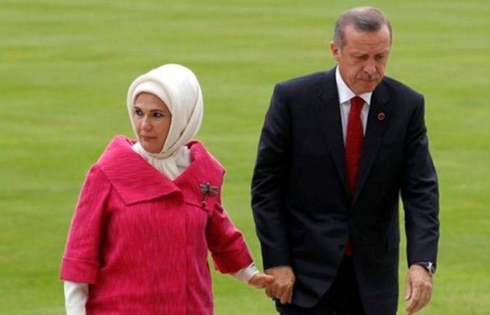 إنها حقا عائلة فاسدة.. زوجة أردوغان سيدة الفساد الأولى فى تركيا.. أقاربها فى أعلى المناصب السياسية.. من ينتقدها مصيره السجن.. أثارت الجدل بتصريحات عن الخلافة.. وحقيبتها الفرنسية الثمينة أثارت غضب الأتراك