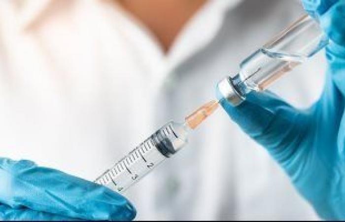 العلماء يحذرون من محدودية تأثير علاجات كورونا.. رئيس فريق اللقاحات ببريطانيا تكشف صعوبة التوصل للقاح قبل نهاية العام.. الجيل الأول من اللقاح غير كامل ومعرض للفشل.. ومخاوف من قصور قدرته على منع العدوى