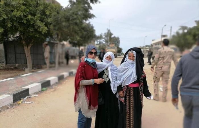 أبرز مشاهد الانتخابات فى ثانى أيام جولة الإعادة لمجلس النواب.. عروسان يدليان بصوتيهما فى بالشرقية.. توافد كبار السن على اللجان.. إقبال من الناخبين بالعريش.. وعجوز على كرسى متحرك يناشد الشباب بالمشاركة.. صور