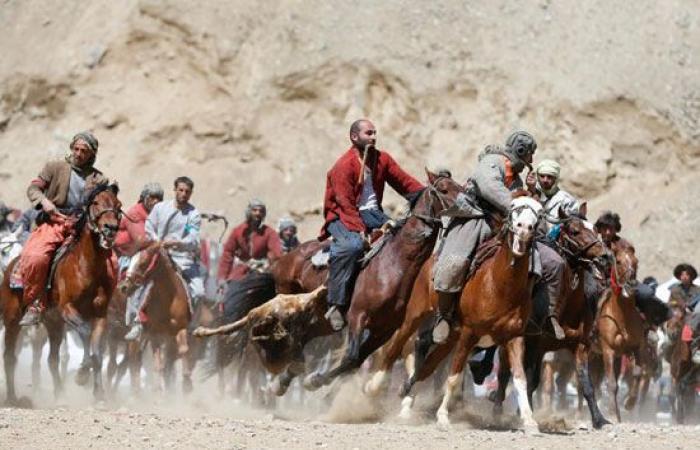 صور .. العالم هذا المساء.. لبنان تضع أشجار عيد الميلاد على أنقاض انفجار بيروت.. أفغانستان تحيى أقدم سباقات الخيل فى العالم.. الصين تستعد للاحتفال برأس السنة القمرية الجديدة