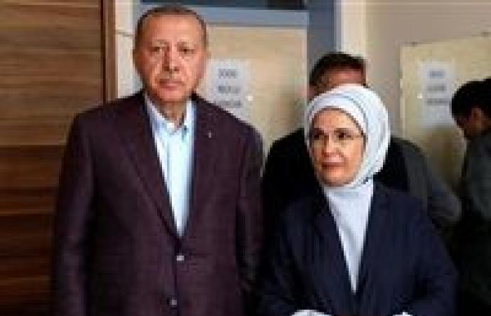 على خطى زوجها.. قرينة أردوغان تطالب بسجن صحفي تحدث عن حقائبها