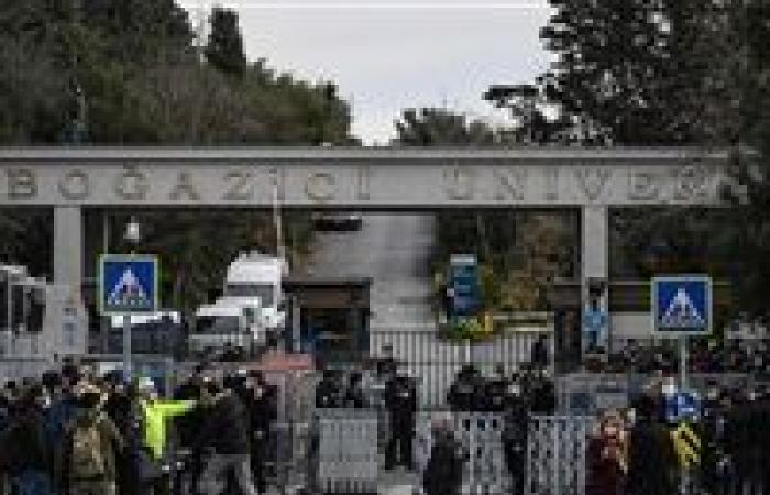 الاعتداء على برلماني وخلع الحجاب عن طالبة.. ماذا يحدث في جامعة البسفور التركية؟