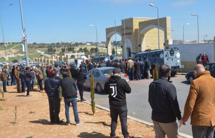 العالم هذا المساء.. التحقيق فى وفاة مرضى بعد انقطاع الأكسجين بمستشفى السلط بالأردن.. حريق مصنع للأسفلت فى ولاية قابس التونسية.. الشرطة الإسبانية تضبط غواصة مصممة لنقل أطنان من المواد المخدرة