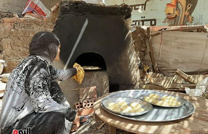 "يا كحك العيد.. يا بسكويت".. فرحة عيد الفطر على طريقة المصريين أمام الفرن الفلاحى .. الحاجة "نجاة" 30 عاما فى صناعة الكحك وتسويته فى فرن بلدى من التبن والطين.. والميزة بطعم وريحة الأفرنجى..فيديو