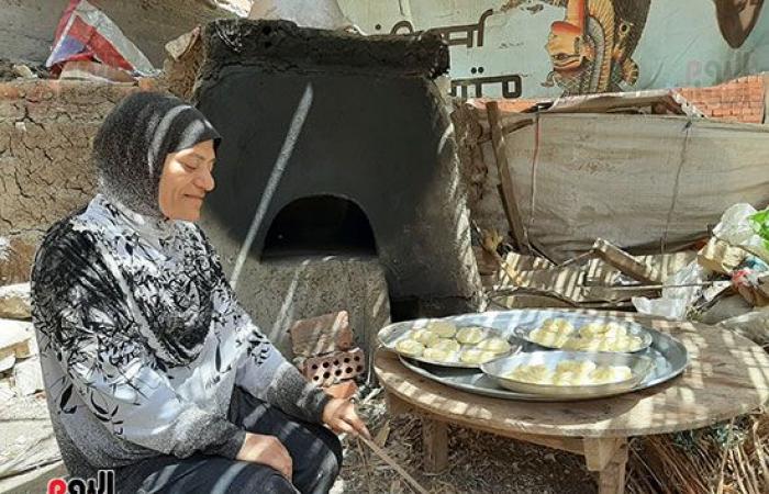 "يا كحك العيد.. يا بسكويت".. فرحة عيد الفطر على طريقة المصريين أمام الفرن الفلاحى .. الحاجة "نجاة" 30 عاما فى صناعة الكحك وتسويته فى فرن بلدى من التبن والطين.. والميزة بطعم وريحة الأفرنجى..فيديو