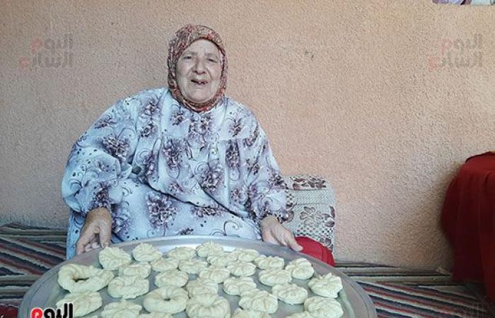 "يا كحك العيد.. يا بسكويت".. فرحة عيد الفطر على طريقة المصريين أمام الفرن الفلاحى .. الحاجة "نجاة" 30 عاما فى صناعة الكحك وتسويته فى فرن بلدى من التبن والطين.. والميزة بطعم وريحة الأفرنجى..فيديو