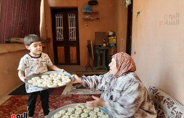 "يا كحك العيد.. يا بسكويت".. فرحة عيد الفطر على طريقة المصريين أمام الفرن الفلاحى .. الحاجة "نجاة" 30 عاما فى صناعة الكحك وتسويته فى فرن بلدى من التبن والطين.. والميزة بطعم وريحة الأفرنجى..فيديو