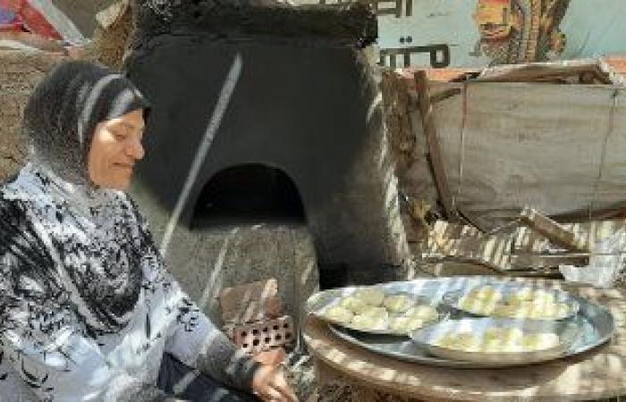 "يا كحك العيد.. يا بسكويت".. فرحة عيد الفطر على طريقة المصريين أمام الفرن الفلاحى .. الحاجة "نجاة" 30 عاما فى صناعة الكحك وتسويته فى فرن بلدى من التبن والطين.. والميزة بطعم وريحة الأفرنجى..فيديو