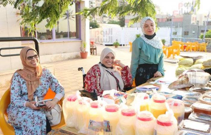 قصص نجاح ملهمة يرويها أبطالها خلال مؤتمر مركز خدمات الأشخاص ذوى الهمم بـ"المنصورة"..سهام كامل:كان حلمى مشروع خاص فنجحت فى"المفروشات".. والدة رؤى:تفوق ابنتى فى الرسم رغم إعاقتها جعلنى أحلم بدخولها الفنون الجميلة