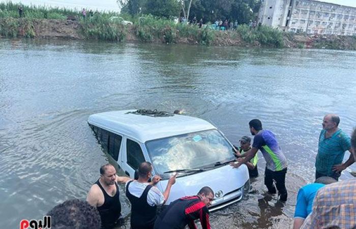 التعريفة الجديدة تحت السيطرة.. جولة لمحافظ الغربية بكفر الزيات وبسيون وقطور لمتابعة مواقف النقل الجماعى.. حملات على المواقف للتأكد من التزام السائقين بأسيوط.. ورئيس مدينة منوف يواجه المخالفين ميدانيا.. صور