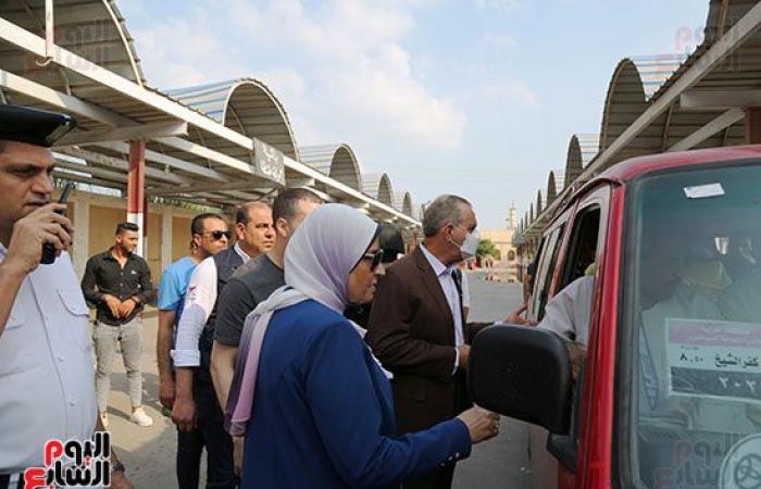 التعريفة الجديدة تحت السيطرة.. جولة لمحافظ الغربية بكفر الزيات وبسيون وقطور لمتابعة مواقف النقل الجماعى.. حملات على المواقف للتأكد من التزام السائقين بأسيوط.. ورئيس مدينة منوف يواجه المخالفين ميدانيا.. صور