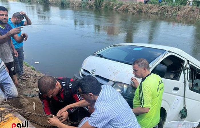 التعريفة الجديدة تحت السيطرة.. جولة لمحافظ الغربية بكفر الزيات وبسيون وقطور لمتابعة مواقف النقل الجماعى.. حملات على المواقف للتأكد من التزام السائقين بأسيوط.. ورئيس مدينة منوف يواجه المخالفين ميدانيا.. صور