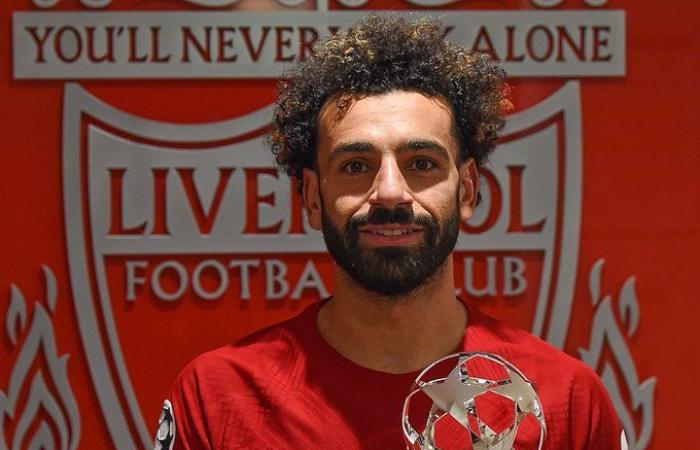 محمد صلاح يواصل الإبداع فى دوري أبطال أوروبا.. الفرعون يسجل فى شباك نابولي ويقود الريدز للفوز 2-0.. يحصد لقب نجم المباراة ويتصدر ترتيب هدافى البطولة.. ويعادل رقم الأسطورة جيرارد فى إنجاز تاريخى.. فيديو وصور