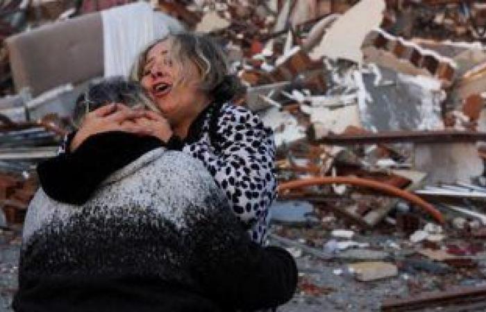ارتفاع عدد ضحايا زلزال شرق المتوسط إلى "22300" و80 ألف مصاب.. "آفاد": وقوع 1509 هزات ارتدادية.. وزلزال بقوة 3.9 يضرب غرب اللاذقية.. ورئيس الرابطة الطبية الأوروبية: 95% من المساعدات تصل تركيا والقليل لسوريا