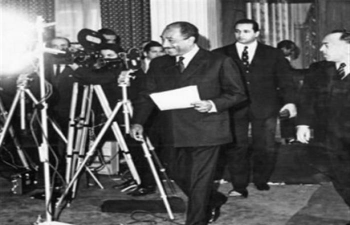 أسرار القاهرة.. 89 عاما على انطلاق الإذاعة المصرية وبثها فى 31 مايو عام 1934..أحمد سالم يبصم على العبارة الشهيرة "هنا القاهرة".. الشيخ محمد رفعت يصدح لأول مرة عبر أثيرها.. وأم كلثوم وعبدالوهاب شاركا فى الافتتاح