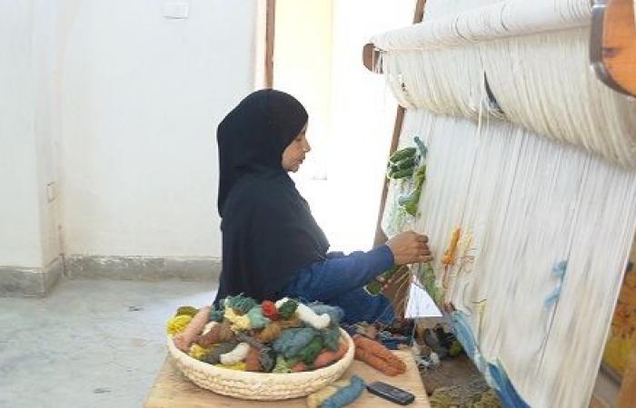 من الحرانية للعالمية.. أهالى القرية يبدعون فى فن رسم السجاد على النول من وحى الطبيعة.. ركن خاص للسجاد المصرى فى كبرى المتاحف العالمية.. والأسعار تبدأ من 10 آلاف جنيه.. والفنان شريك وليس عاملا