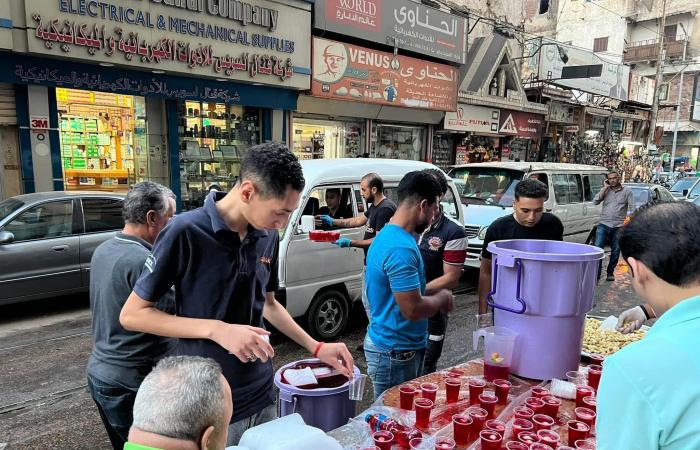 "شربات وسوبيا ورز بلبن".. عادة سنوية لأهالى الإسكندرية خلال احتفالات المولد النبوى.. بهجة وسعادة فى شوارع عروس البحر المتوسط.. والأهالى: ورثنا العادة من أجدادنا ابتهاجا بمولد سيد الخلق والبعض يوزع الطعام