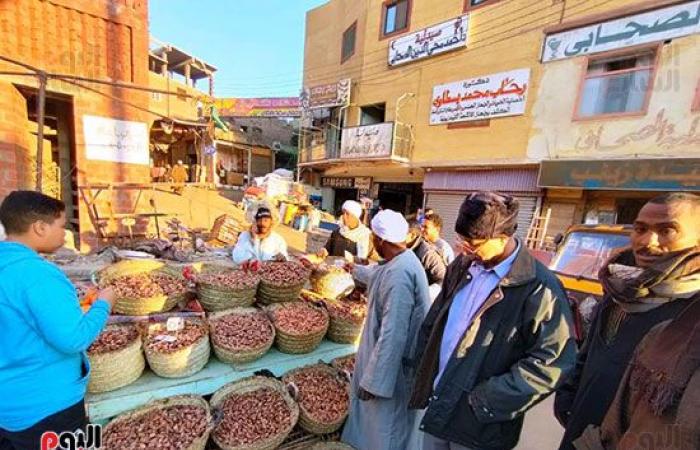 البلح الأسوانى يغزو أسواق الأقصر استعدادا لشهر رمضان.. أشهر أصنافه السكوتى والقنديلة وشامية وبياضة وبرتمودى.. الأسعار من 30 جنيه وحتى 70 جنيهاً حسب الجودة والنوع.. وبائع: السعر زاد 10 جنيهات فقط عن العام الماضى