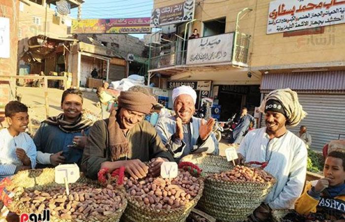 البلح الأسوانى يغزو أسواق الأقصر استعدادا لشهر رمضان.. أشهر أصنافه السكوتى والقنديلة وشامية وبياضة وبرتمودى.. الأسعار من 30 جنيه وحتى 70 جنيهاً حسب الجودة والنوع.. وبائع: السعر زاد 10 جنيهات فقط عن العام الماضى