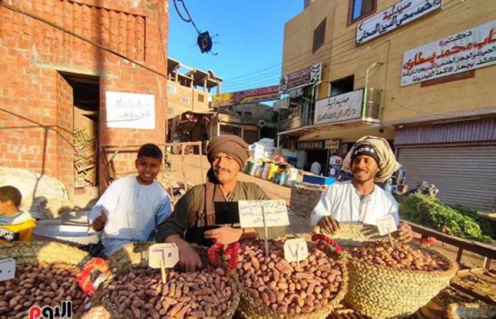 البلح الأسوانى يغزو أسواق الأقصر استعدادا لشهر رمضان.. أشهر أصنافه السكوتى والقنديلة وشامية وبياضة وبرتمودى.. الأسعار من 30 جنيه وحتى 70 جنيهاً حسب الجودة والنوع.. وبائع: السعر زاد 10 جنيهات فقط عن العام الماضى