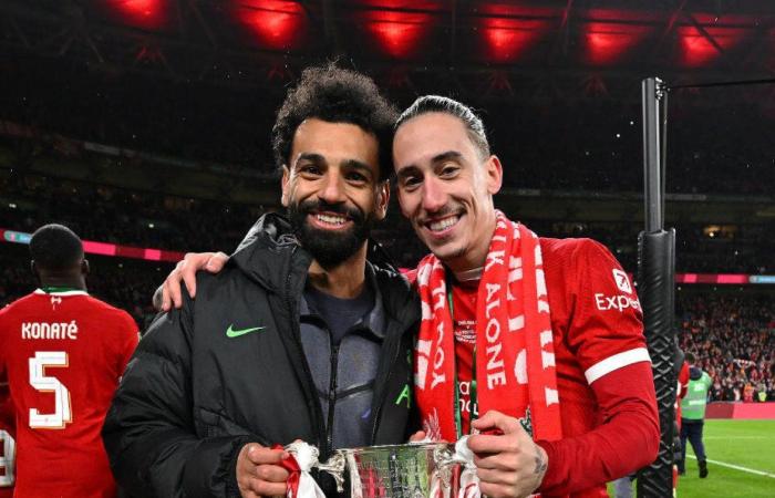 محمد صلاح يشارك نجوم ليفربول الاحتفال بكأس الرابطة الإنجليزية.. صور