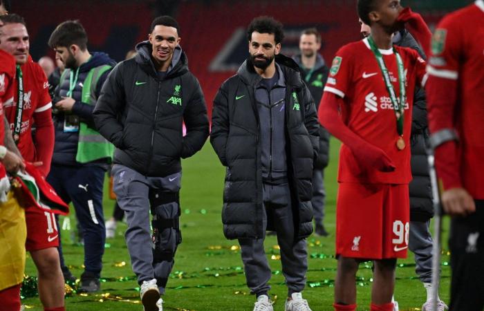 محمد صلاح يشارك نجوم ليفربول الاحتفال بكأس الرابطة الإنجليزية.. صور