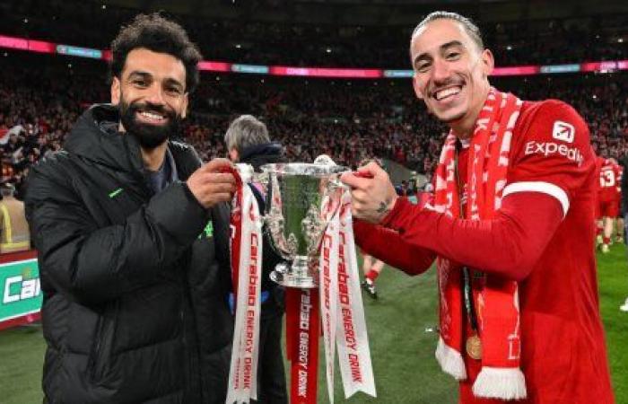 محمد صلاح يشارك نجوم ليفربول الاحتفال بكأس الرابطة الإنجليزية.. صور