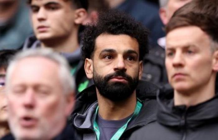 محمد صلاح يتوج باللقب الثامن مع ليفربول ويحتفل بالكأس بدون ميدالية.. فيديو